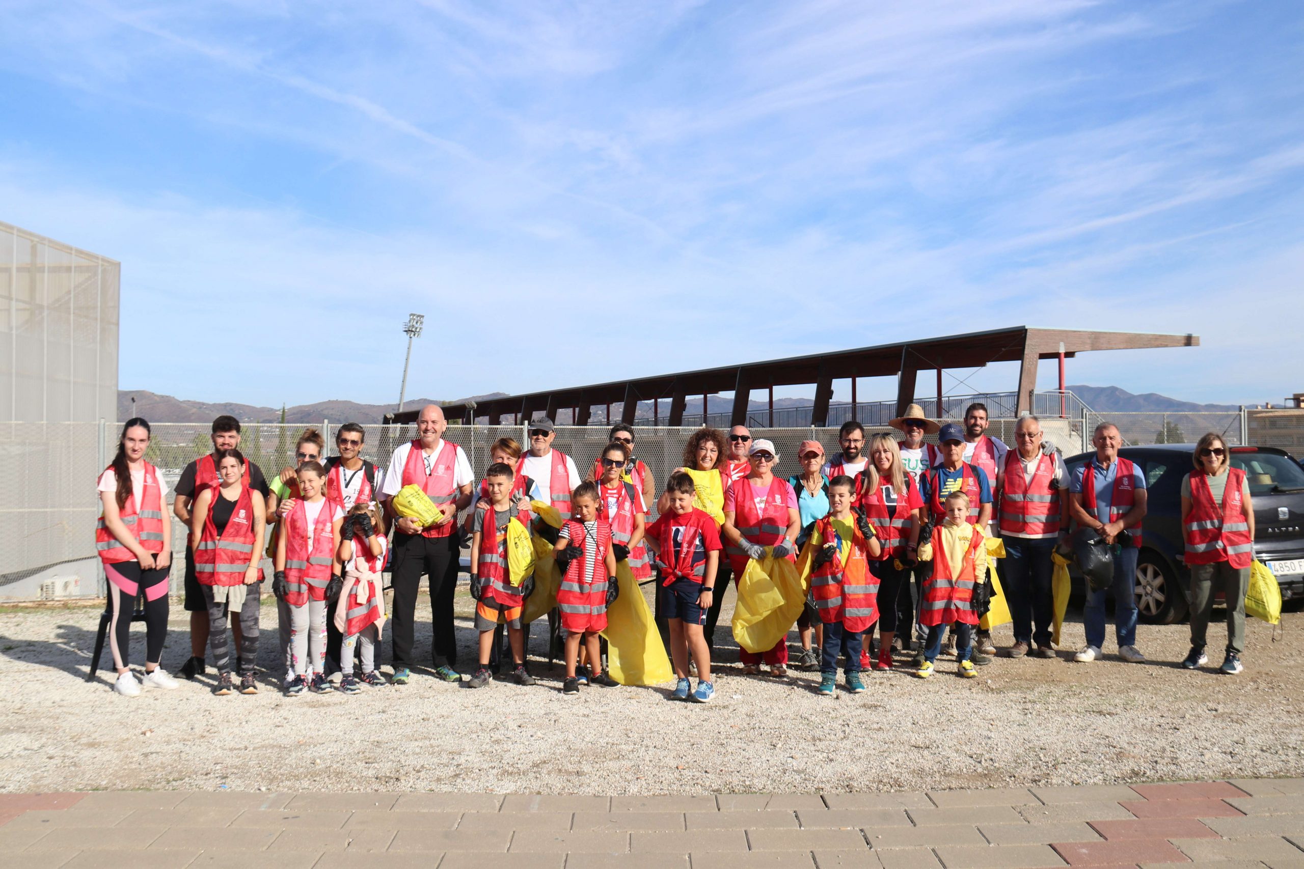 Más de 30 personas se dieron cita en la jornada de recogida de residuos organizada por el área de Medioambiente